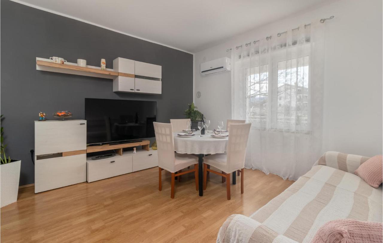 2 Bedroom Stunning Apartment In Novi Vinodolski Esterno foto